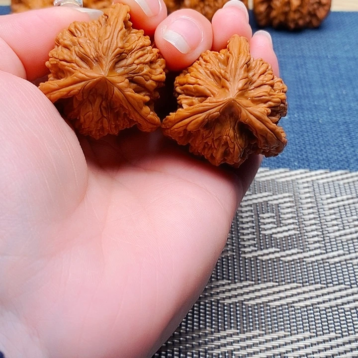 大***u文玩核桃吊坠三棱