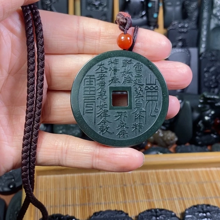颈饰未镶嵌和田玉（青玉）
