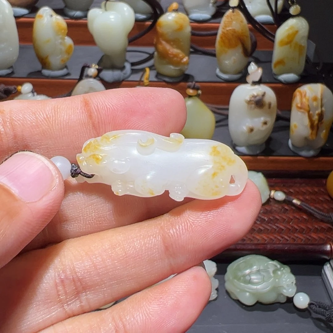 颈饰未镶嵌和田玉（子料）小*哥