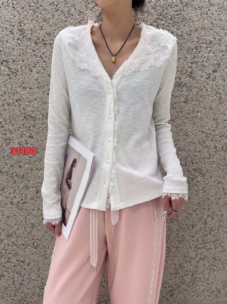 31180意凡春款拼接假两件连帽蕾丝打底针织衫短款长袖设计感