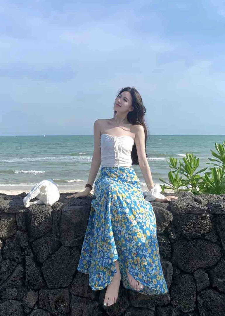 挂脖抹胸上衣系带设计碎花半身裙泰式度假风两件套装