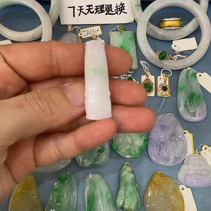 翡翠未镶嵌挂件01