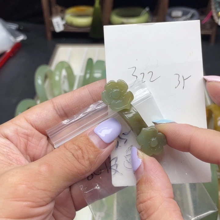 蛇纹石玉未镶嵌颈饰胖*财