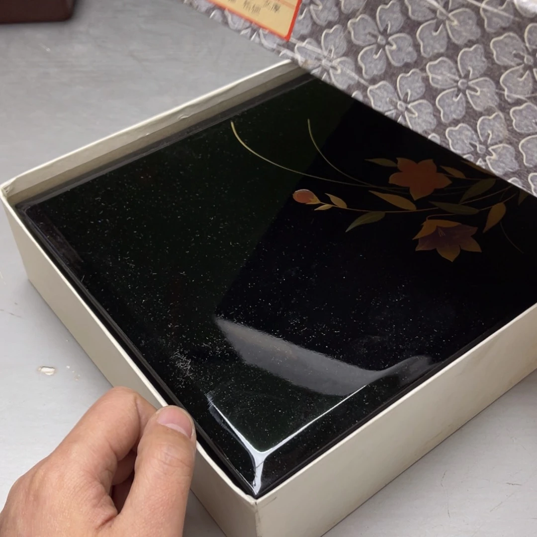 瓷片茶**阴密密麻麻地排列着一个