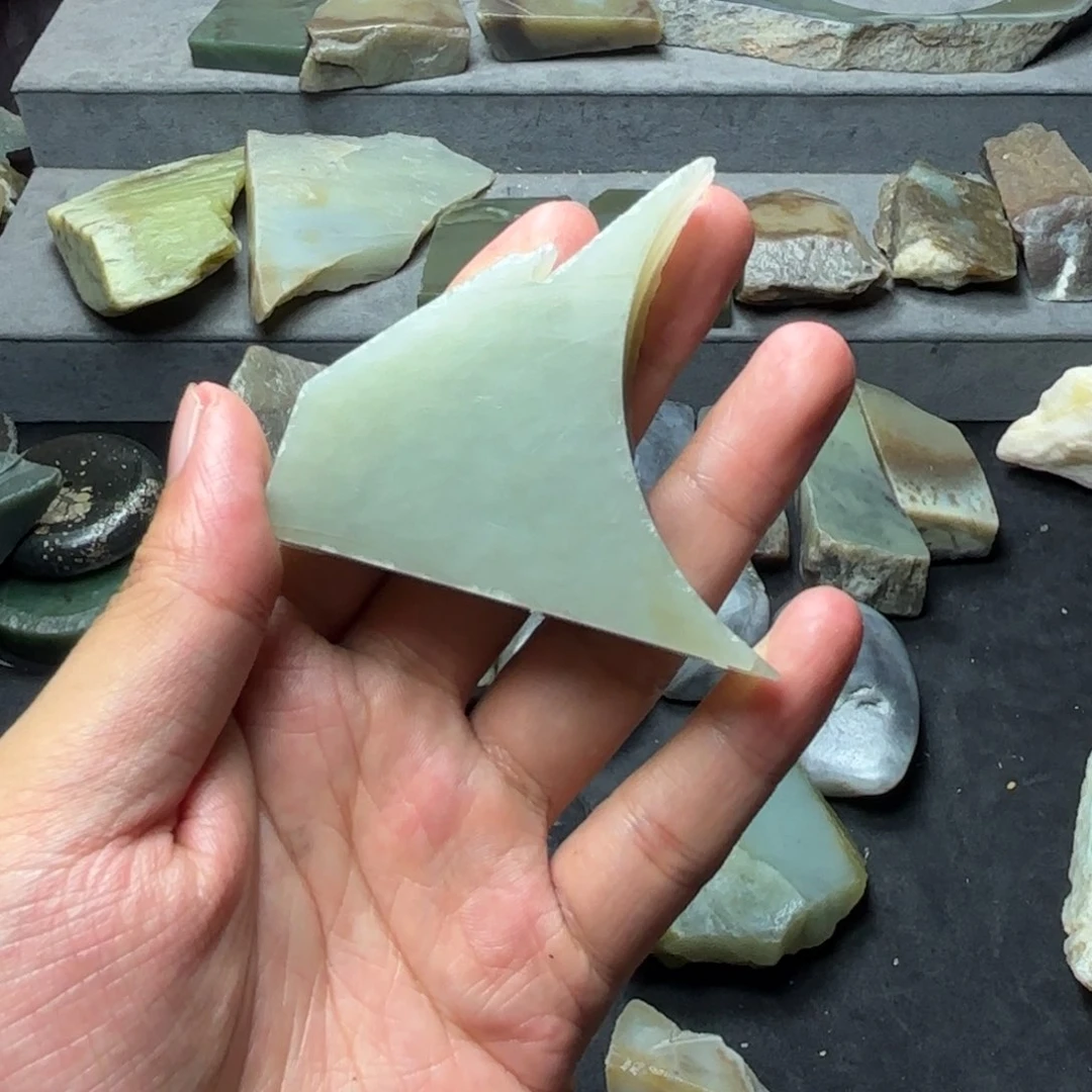 畅***由和田玉（糖玉）未镶嵌珠宝半成品