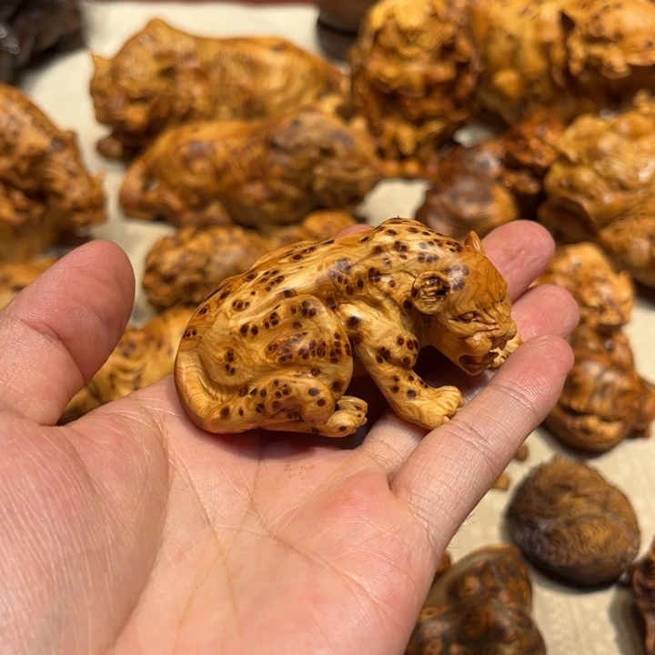 木s****子太行崖柏，手把豹子