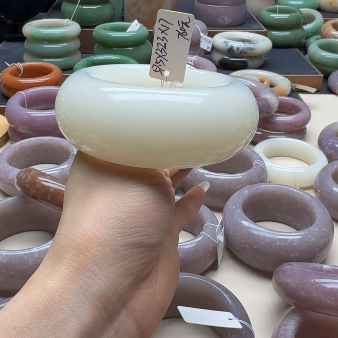 伍***德石英质玉未镶嵌手镯