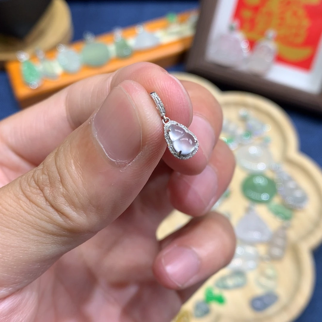 翡翠18K金镶嵌颈饰葫芦