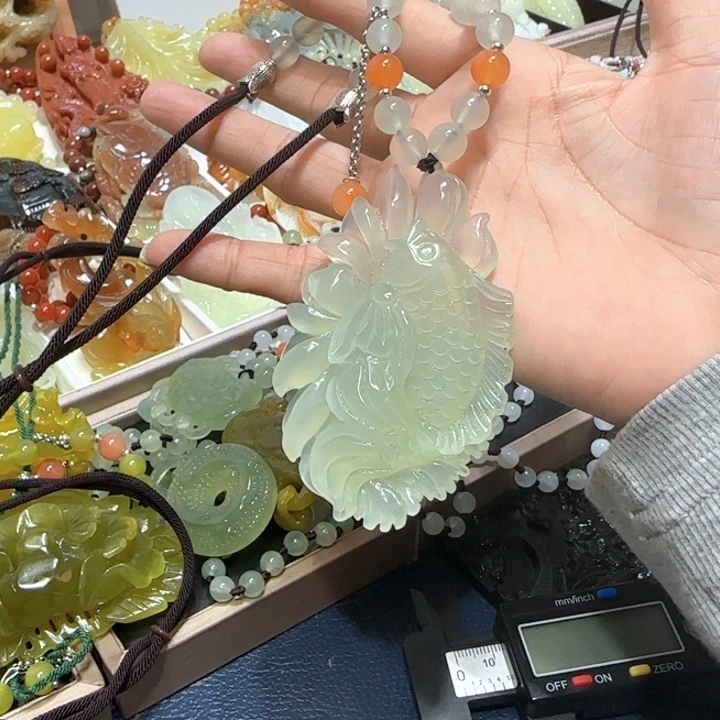 未镶嵌蛇纹石玉吊坠