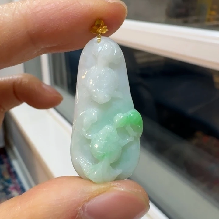 翡翠18K金镶嵌颈饰年年有余