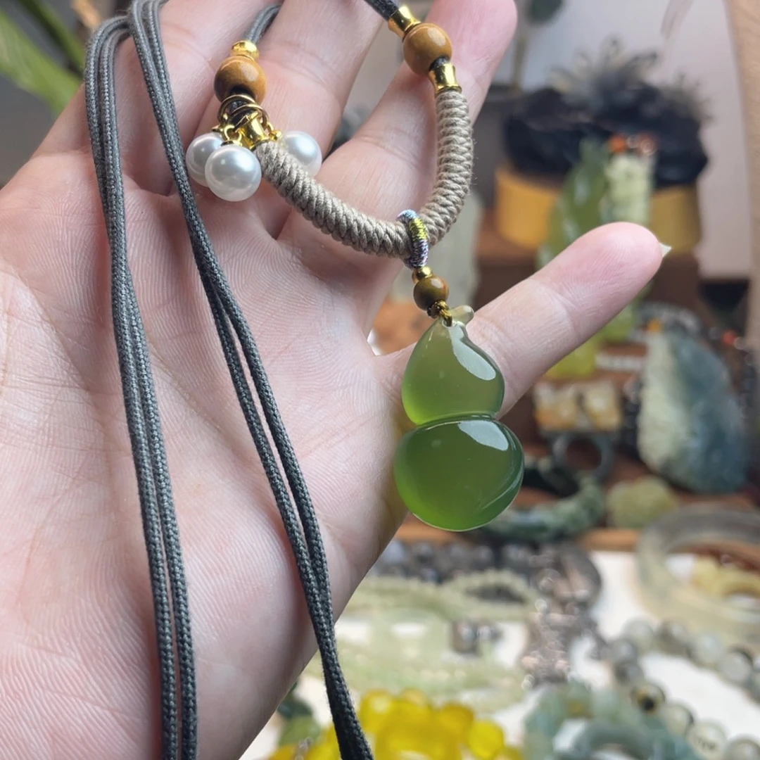 未镶嵌蛇纹石玉吊坠