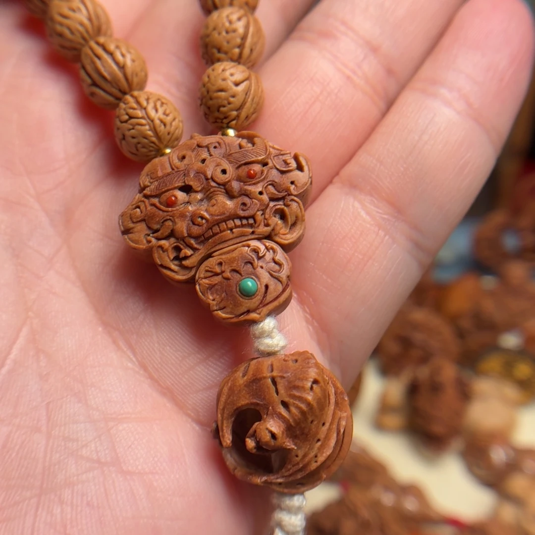 景***事桃核雕刻兽面三通