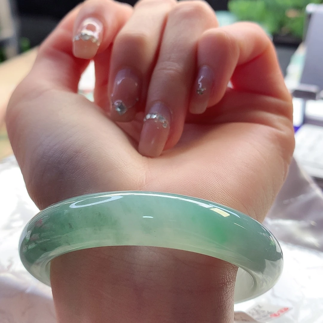 翡翠手镯未镶嵌天然翡翠55-56飘果绿起荧光
