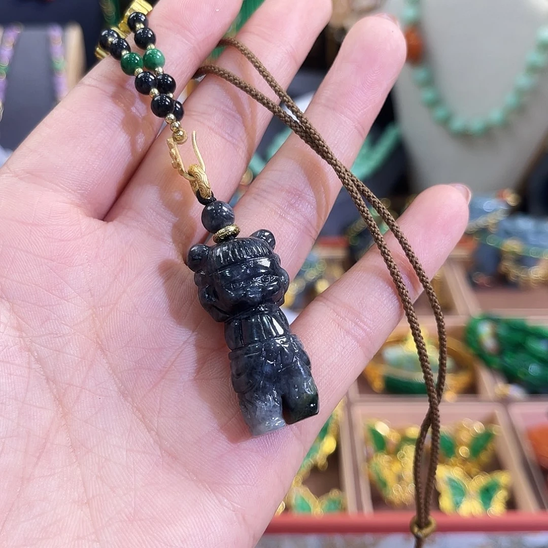 翡翠未镶嵌颈饰哪吒
