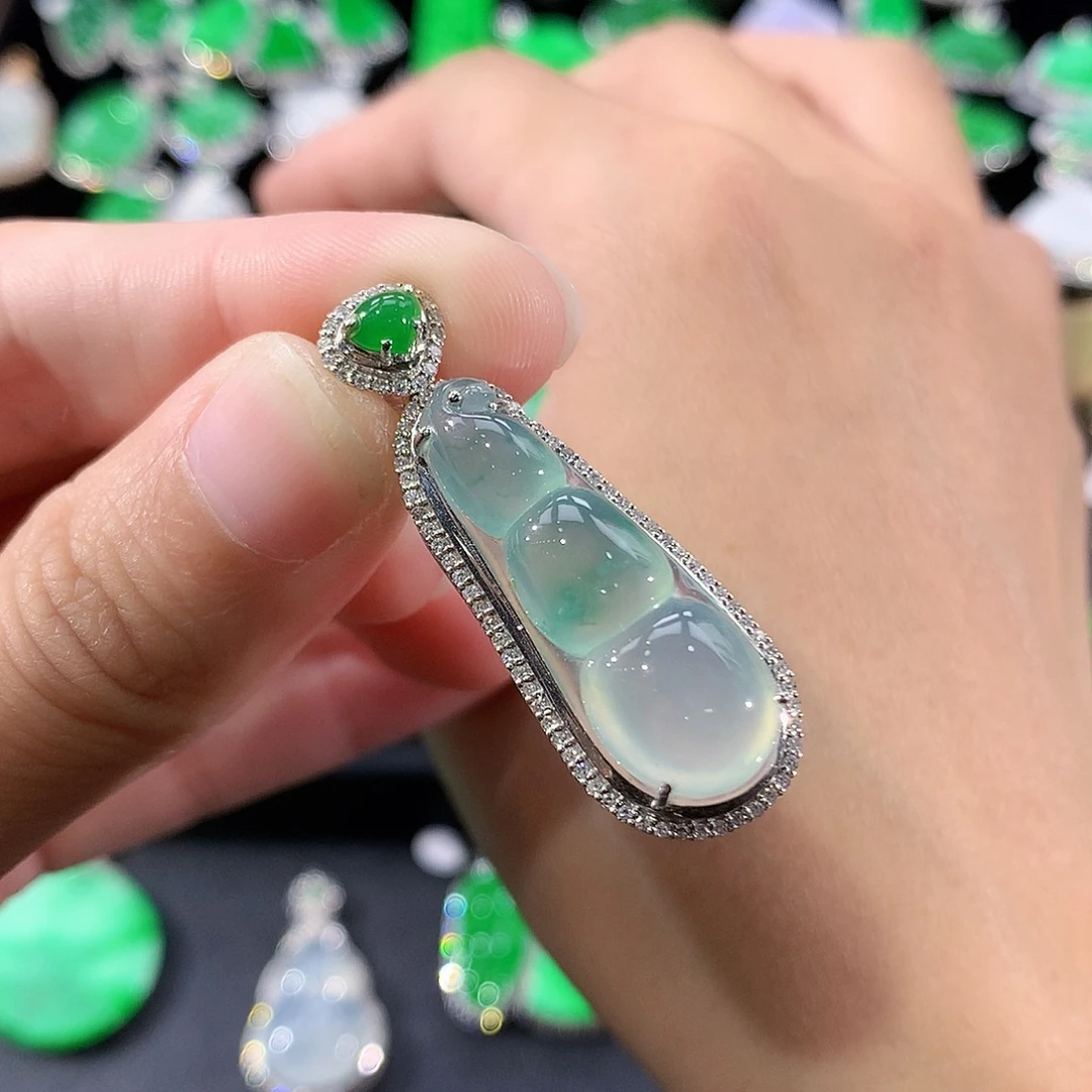 翡翠18K金镶嵌颈饰