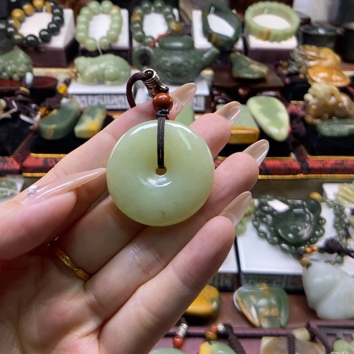 颈饰未镶嵌岫岩老玉（透闪石质玉）