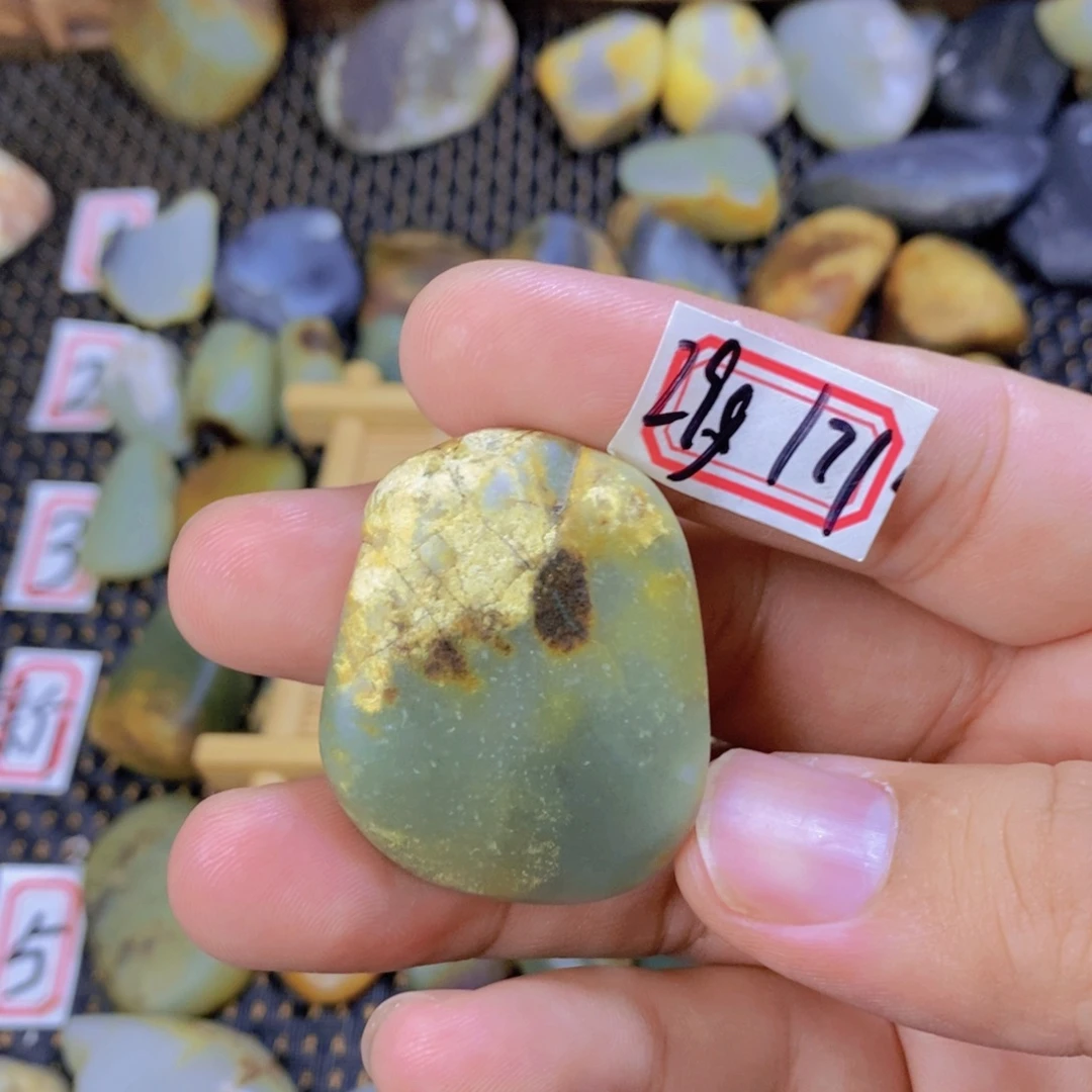 颈饰未镶嵌和田玉（糖玉）