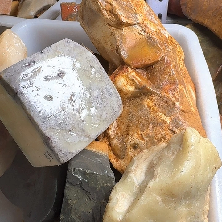 寿山石斑**马寿山石的颜色