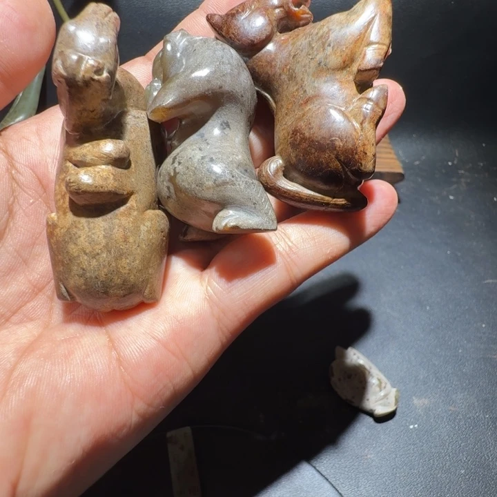 贤***人和田玉未镶嵌挂件