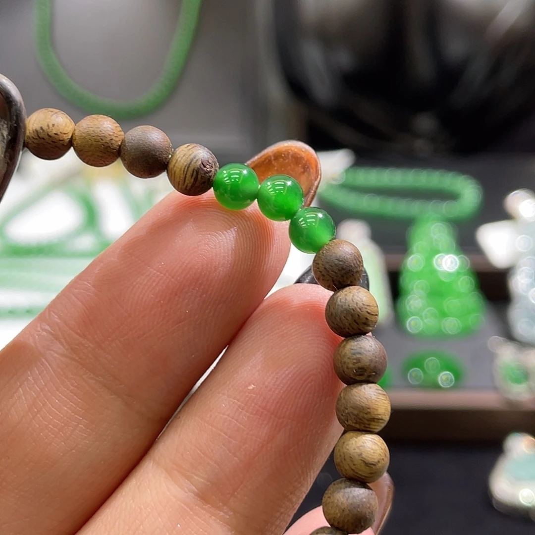 翡翠未镶嵌颈饰单珠三颗