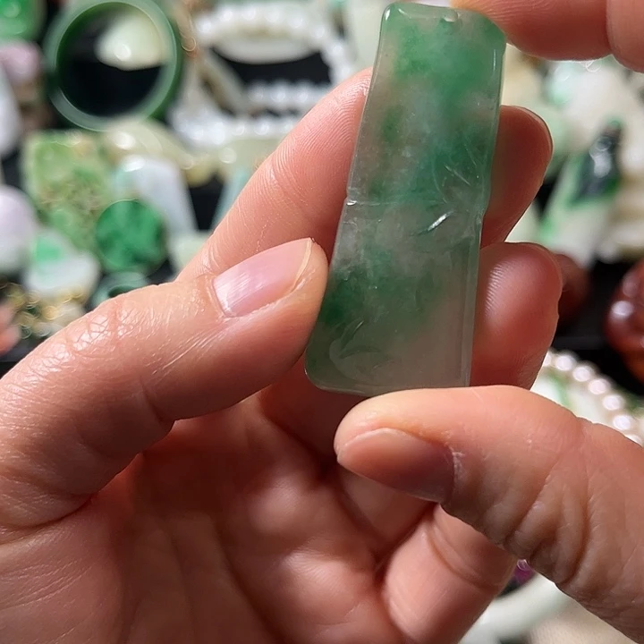 翡翠未镶嵌颈饰翡翠未镶嵌颈饰