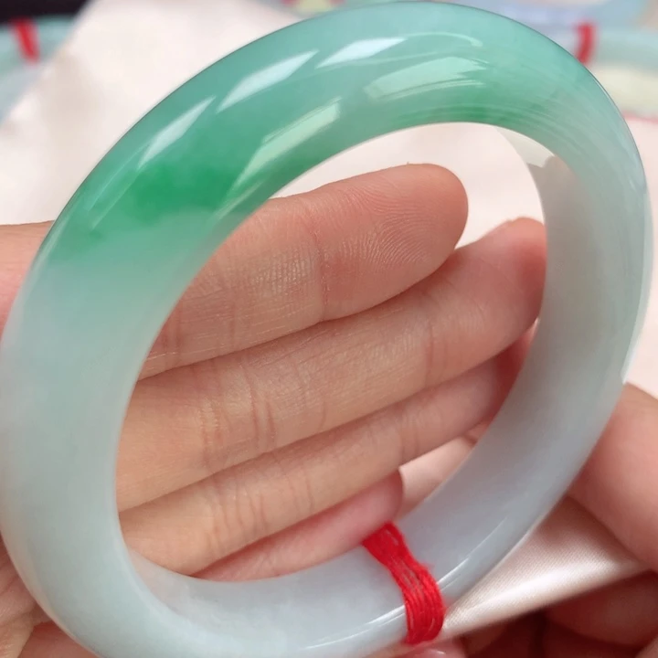 翡翠手镯未镶嵌绿底飘花56号