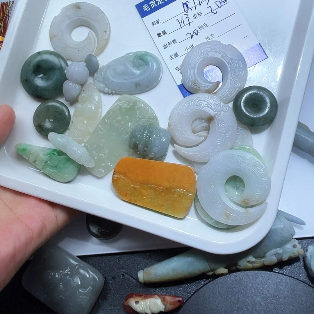 1***小翡翠未镶嵌颈饰是