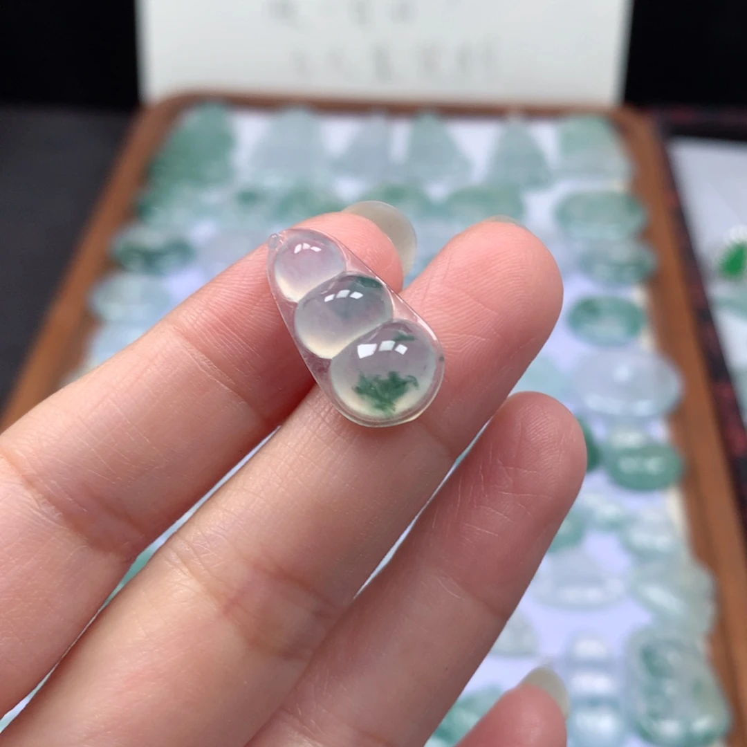 颈饰未镶嵌翡翠冰种飘花福豆