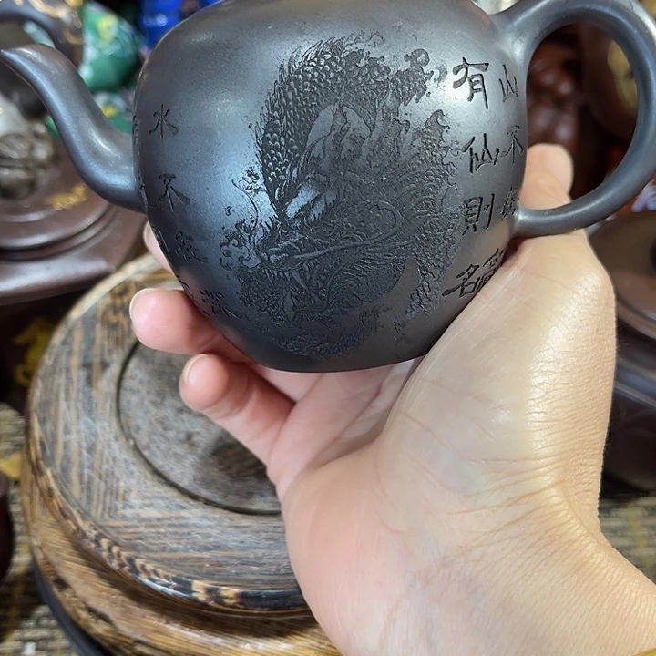 茶壶紫泥原矿泥料手工制作的一把紫砂壶。