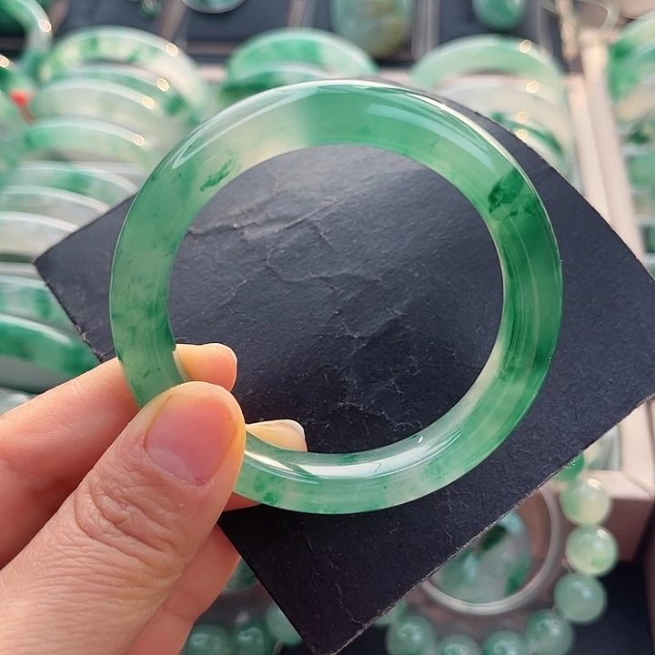 未镶嵌手镯石英质玉