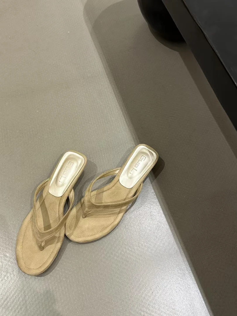 2025夏季百搭配裙子圆头绒面凉拖鞋极简风夹趾坡跟人字拖鞋女外穿