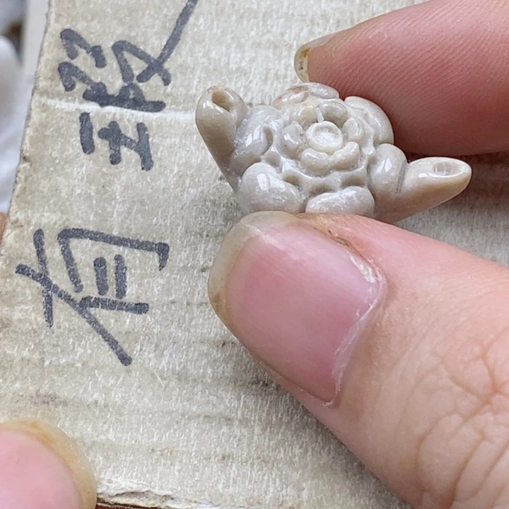 颈饰未镶嵌硅化珊瑚（珊瑚玉）锦****玉