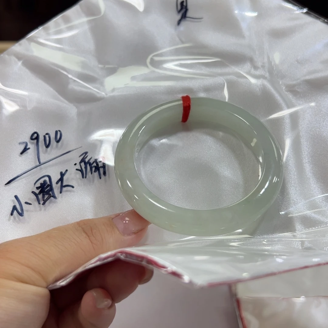 翡翠手镯未镶嵌是**?手镯