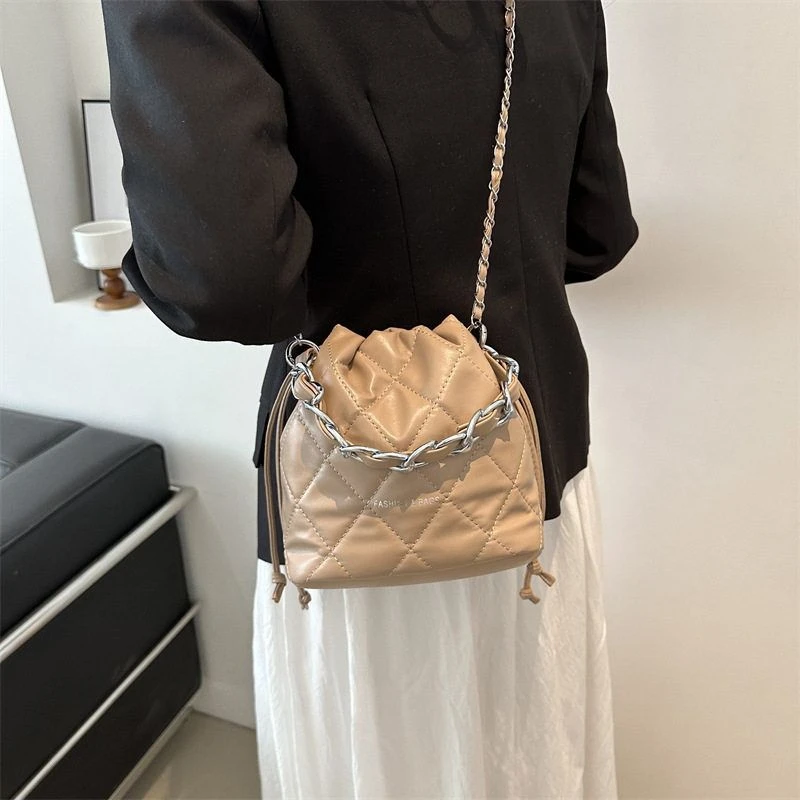 包包挎斜手提包褶皱单肩2025水桶新款小香风洋气包链条春季软皮包