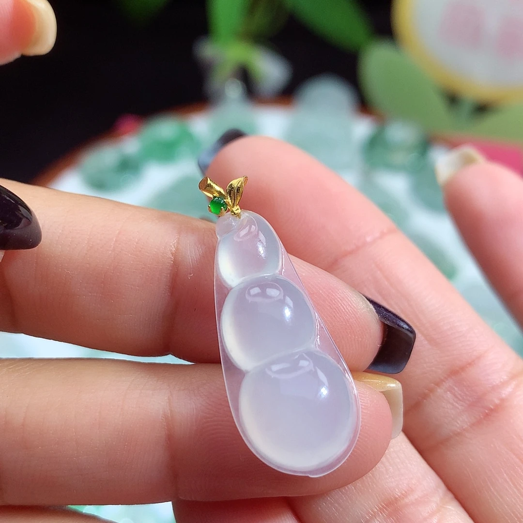 翡翠未镶嵌颈饰豆子