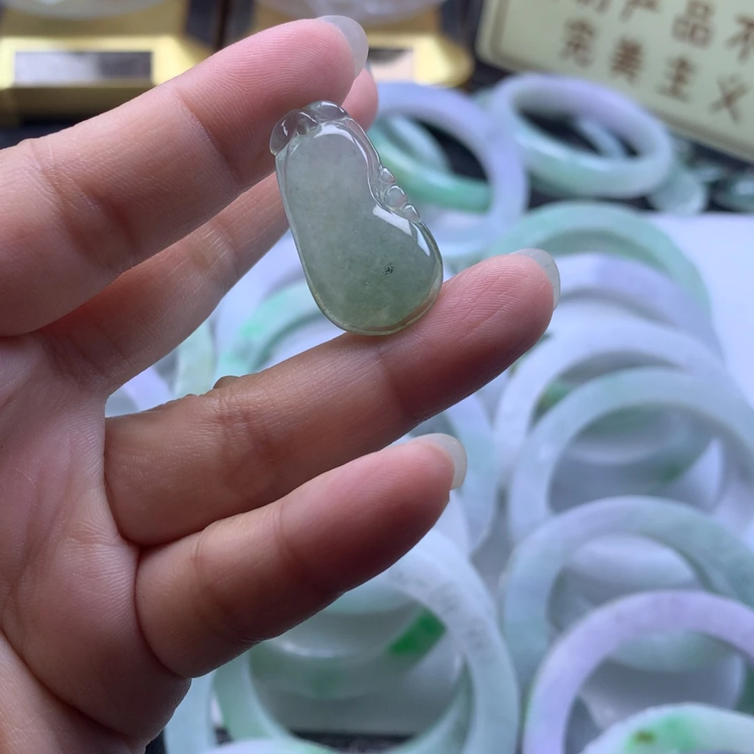 翡翠未镶嵌颈饰莉****n