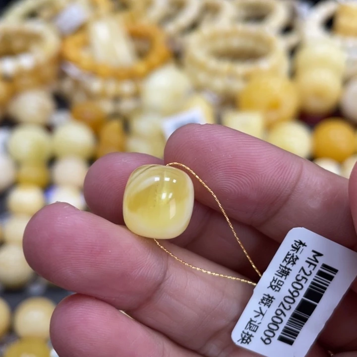 蜜蜡未镶嵌裸石11.8*12mm瑕疵