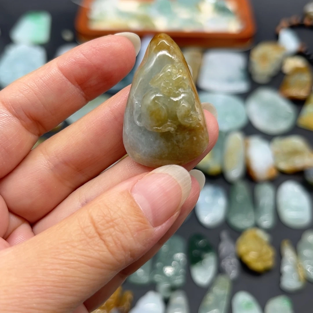 翡翠未镶嵌颈饰貔貅