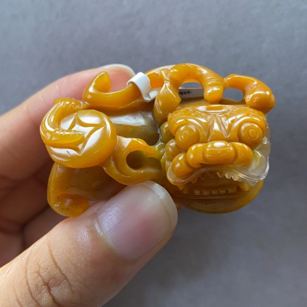 未镶嵌石英质玉（黄龙玉）颈饰