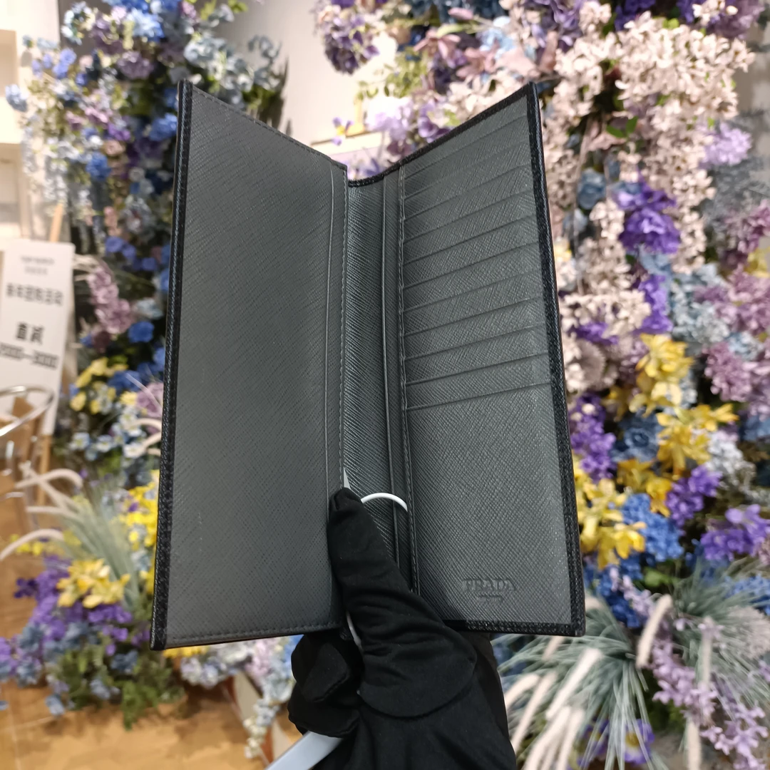 95新 Prada/普拉达 黑色全皮长款对折钱包时尚简约设计