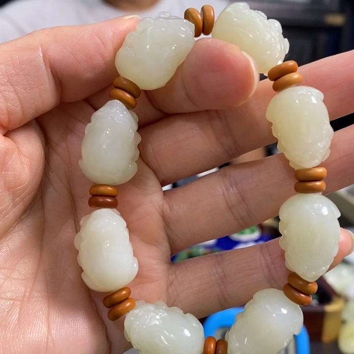 为***务和田玉未镶嵌颈饰