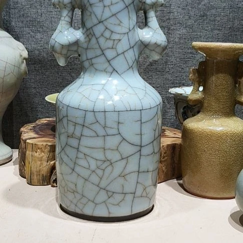 野****哥窑月白釉凤儿瓶一个