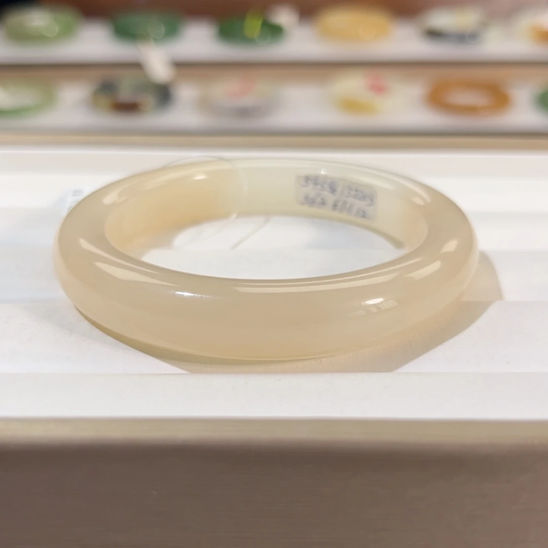 和田玉未镶嵌手镯粉白