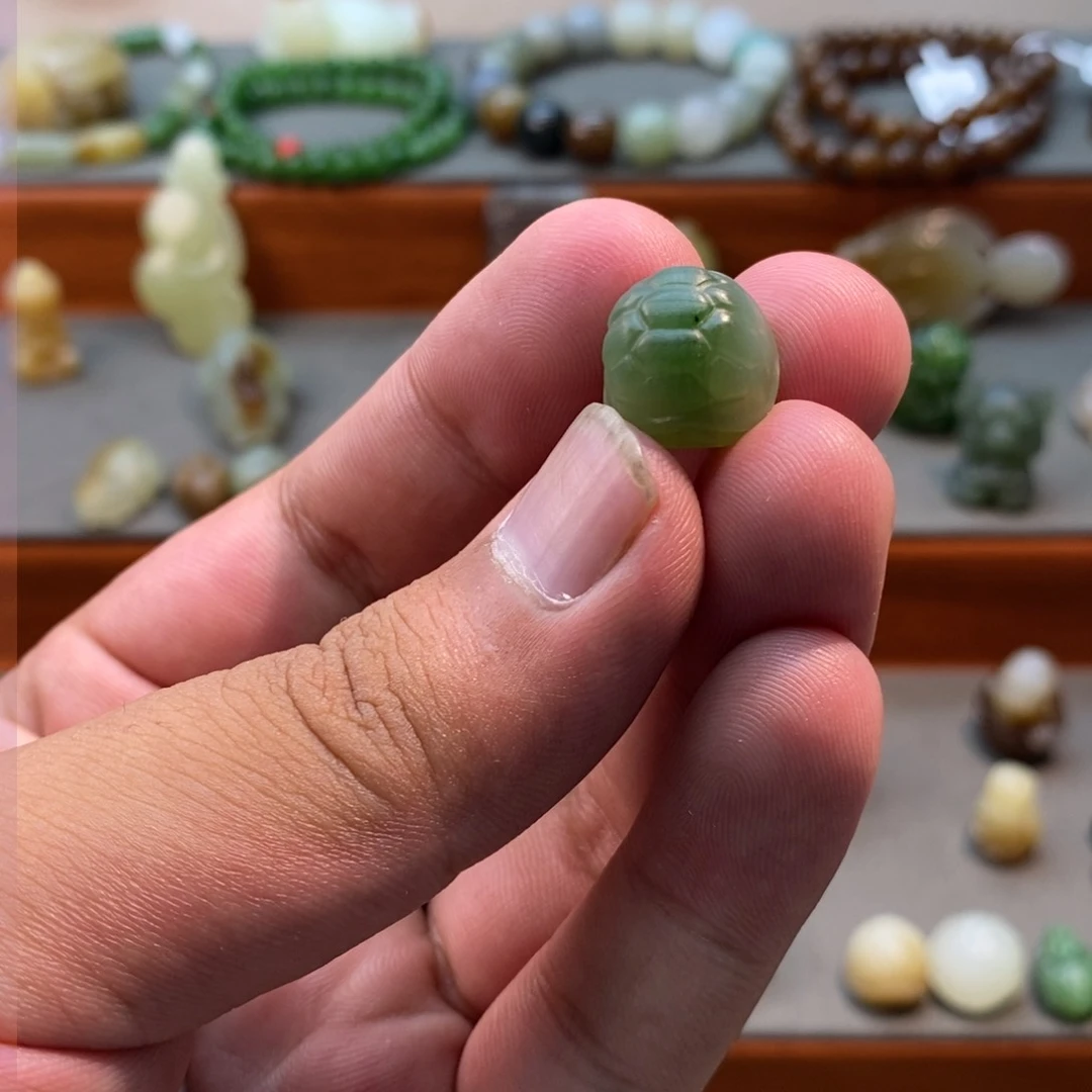 和田玉未镶嵌颈饰乔**?