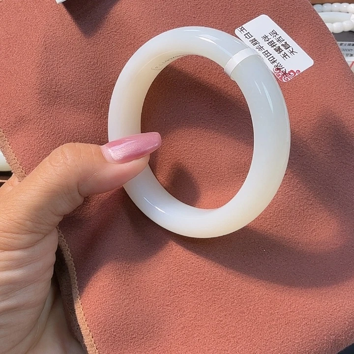 千***阁未镶嵌手镯和田玉