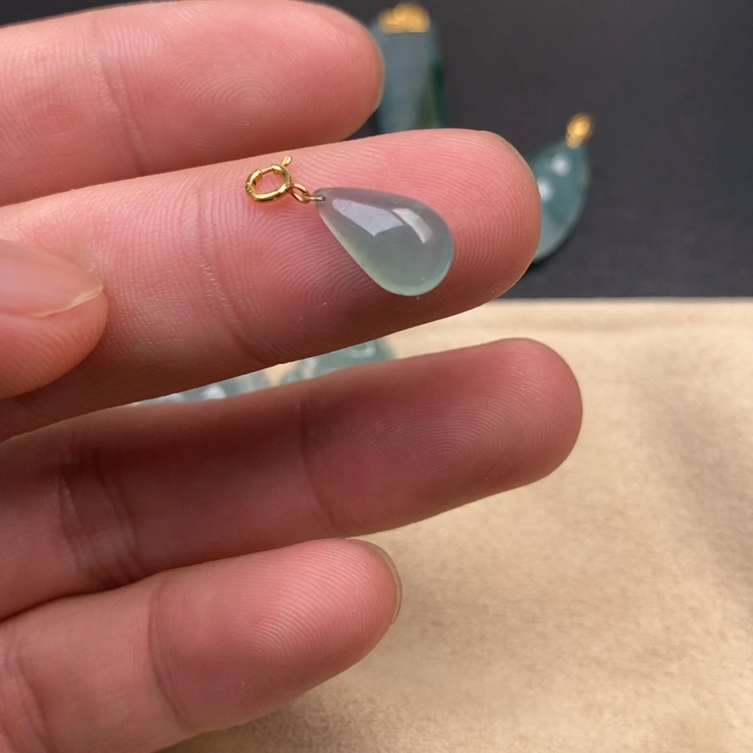 颈饰18K金镶嵌翡翠