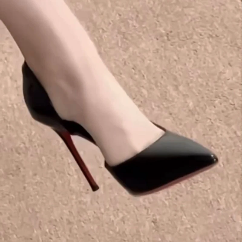 漆皮侧空细跟单鞋女气质2025新款百搭宴会红底裸色尖头浅口高跟鞋