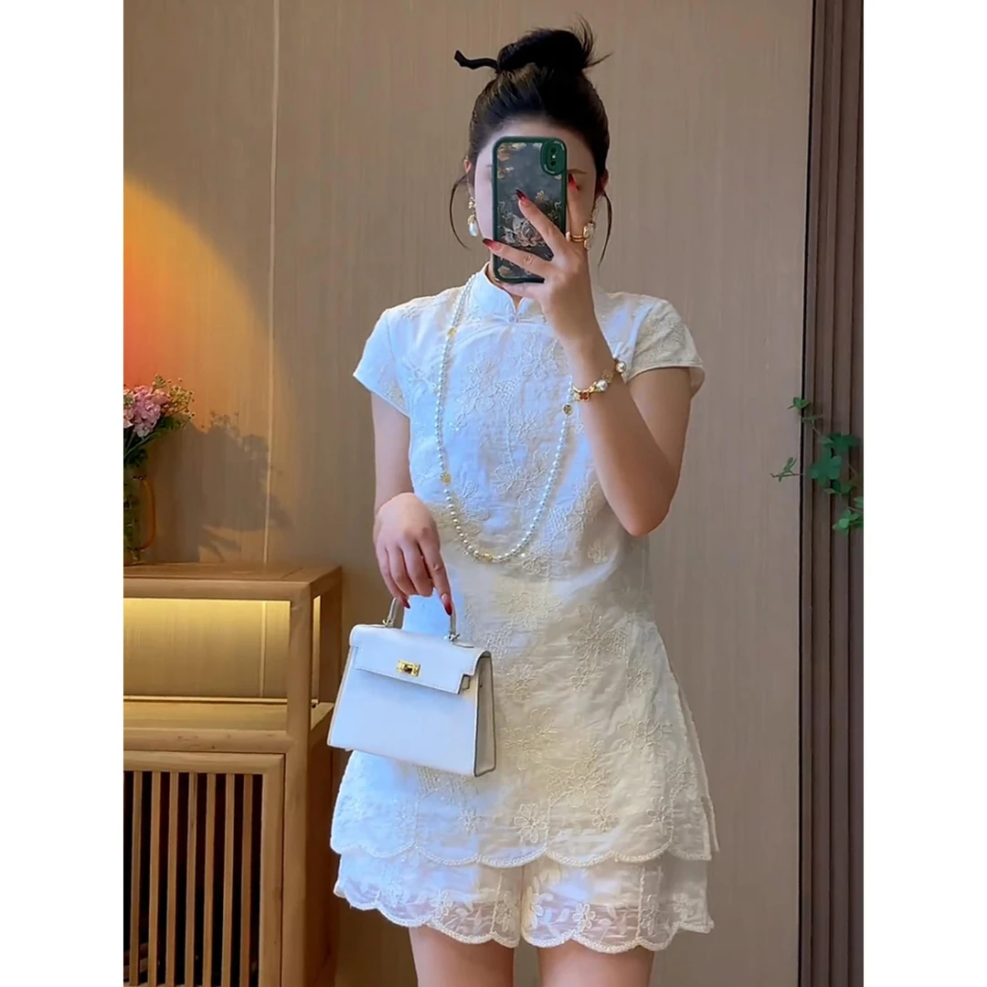 新中式国风轻奢高级感女人味超火大方得体白色蕾丝盘扣套装裤夏季