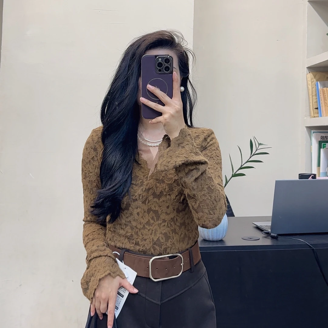 【李小姐】冬季新款洋气V领蕾丝拼接长袖内搭女修身打底衫6887