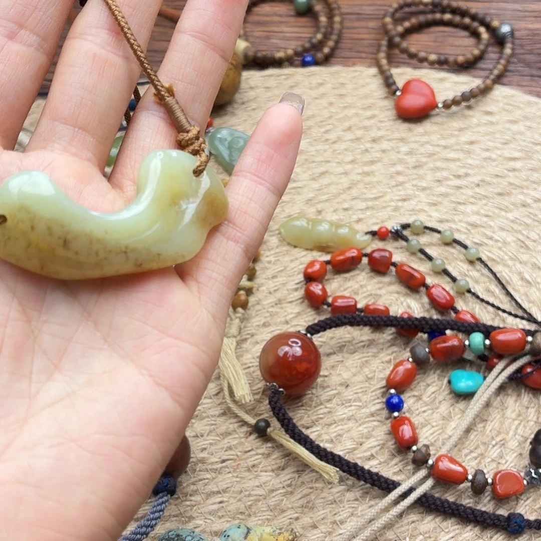 。***谨和田玉（糖玉）未镶嵌颈饰